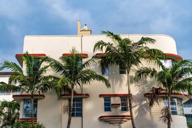 Okyanus yolculuğu. Ocean Drive Florida 'daki Miami Plajı. Art Deco mimarisi. Mimari bina. Art deco. Mimari bölge Art Deco. Miami sahilinin modern binası palmiyelerle çevrili..