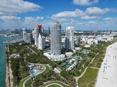 Güney Sahili, ABD 'de liman manzarası. Skyline panorama. Deniz sahili. Miami Güney Sahili hava manzarası. Miami marinası, Florida 'daki Skyline hava sahası. Miami 'nin güney sahili. Park alanı.