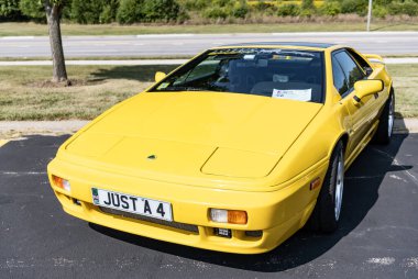 Chicago, Illinois, ABD - 08 Eylül 2024: Lotus Esprit S4S modeli 1995 retro sportscar, köşe manzaralı. Retro sarı araba. Lotus Esprit S4S aracı Chicago 'da Lotus