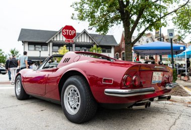 Chicago, Illinois - 29 Eylül 2024: Klasik 1974 Ferrari Dino 246 GTS kırmızı rengi. 1974 model Ferrari Dino 246 GTS sokağa park edilmiş. Arkadan bak. 1974 Ferrari Dino 246 GTS Chicago 'da