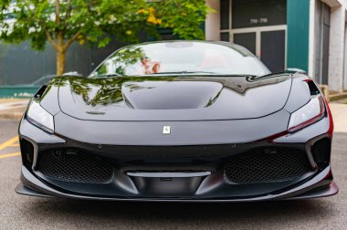 Chicago, Illinois - 29 Eylül 2024: Ferrari F8 Spider veya Tributo siyah rengi. Ferrari F8 Spider ya da Haraççı sokağa park etmiş. Ön manzara. Lüks Ferrari F8 Örümcek ya da Chicago 'daki haraç