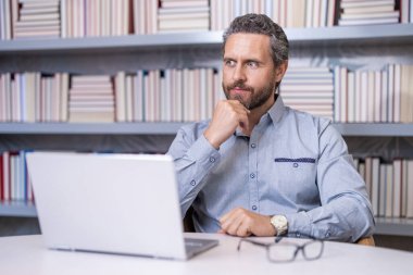 Online eğitim dersi. Okul öğretmeniyle vakit geçiriyorum. Videolu uzaktan eğitim. Serbest çalışan bir iş adamı. İşletme öğretmeni. Dizüstü bilgisayarı olan bir milenyum öğretmeni. İş yeniliği.