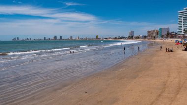 Mazatlan, Meksika - 14 Mayıs 2019: Deniz sahili manzarası insanları. Kumsal. Yaz tatili. Deniz yolculuğu. Yaz tatili için sahil manzarası. Yaz tatili. Seyahat hedefi.