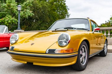 Chicago, Illinois - 29 Eylül 2024 1972 Porsche 911T Coupe sokağa park etti. altın metalik 1972 Porsche 911T Coupe.