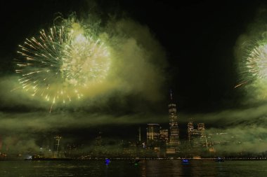 New York Manhattan havai fişekleri arifesinde. Manhattan 'da havai fişekler. New York 4 Temmuz Havai fişekleri. Flashing Fireworks ile New York City Skyline Manhattan. Bağımsızlık Günü