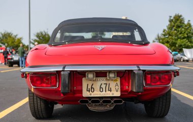Chicago, Illinois, ABD - 08 Eylül 2024: Jaguar E Tipi 1974 üstü açık spor araba, ön görüş. Retro spor araba. Üstü açılır Jaguar E tipi araba. Chicago 'da Jaguar E Tipi