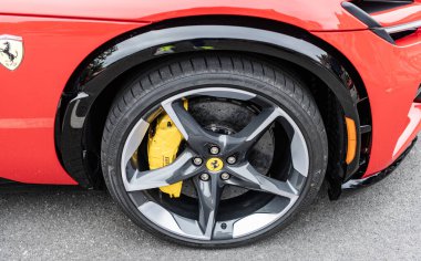 Chicago, Illinois - 29 Eylül 2024 Ferrari Purosangue kırmızı renk. Ferrari Purosangue SUV sokağa park etmiş. Tekerlek. Şatoda lüks Ferrari Purosangue