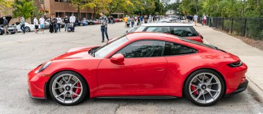 Chicago, Illinois - 29 Eylül 2024: 2023 Porsche 911 GT3 Touring kırmızı rengi. Porsche 911 GT3 turu sokağa park edilmiş. Yan görünüş. Porsche 911 GT3 Chicago turu