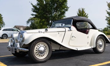 Chicago, Illinois, ABD - 08 Eylül, 1954 MG eski spor üstü açık spor araba, köşe manzaralı. Retro spor araba. Üstü açık MG TF araba. Chicago 'da MG TF beyaz