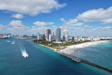 Miami Güney Sahili hava manzarası. Miami marinası, Florida 'daki Skyline hava sahası. Miami 'nin güney sahili. Güney Sahili, ABD 'de liman manzarası. Skyline panorama. Deniz sahili. Biscayne Gündüz Gezileri.