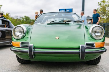 Chicago, Illinois - 29 Eylül, 2024: 1972 Porsche 911T Targa Coupe yolda. Chicago 'da yeşil metalik Porsche 911T Targa.