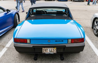 Chicago, Illinois - 29 Eylül 2024: klasik Porsche 9146 mavi renk. Vintage Porsche 9146 sokağa park edilmiş. Arkadan bak. Retro Porsche 9146 Coupe Chicago 'da