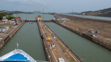 Kolon, Panama - 06 Mayıs 2019: Panama Kanalı 'ndaki Gatun Gölü' nde gemi. Deniz gemisi nakli için su yolu. Ulaşım ve seyahat. Nakliye aracı Panama Kanalı 'ndan geçiyor. Su yolu taşımacılığı.