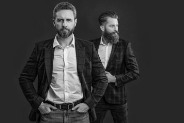 Şık takım elbiseli smokinli adamlar kırmızıda izole edilmiş. Erkek giyim bölümünde smokin giyen adamlar. Smokinli adamlar zarif ceket giyerler. Formalite içinde zarif erkekler. Zarafet ve tarz. İş etkinliğindeki iki iş adamı. Boşluğu kopyala.