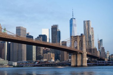Brooklyn köprüsünden Manhattan 'a. New York 'un şehir mimarisi. New York 'un Brooklyn Köprüsü. Brooklyn dönüm noktası. Gökdelen mimarisi olan Manhattan şehir manzarası. Tarihi eser..