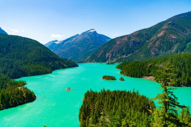 Dağ manzaralı Diablo gölü. Dağ tepesi ve Diablo gölü manzarası. Doğa manzarası. Kuzey Cascades Ulusal Parkı 'ndaki Diablo Gölü. Diablo Gölü manzaralı. Doğa mucizesi.