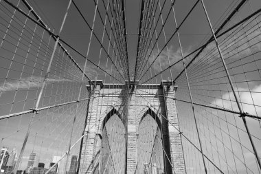 New York 'taki Brooklyn Köprüsü. Brooklyn 'deki tarihi köprünün mimarisi. New York 'un Brooklyn Köprüsü. New York köprüsü Manhattan ve Brooklyn 'i birbirine bağlıyor. New York şehir mimarisi.