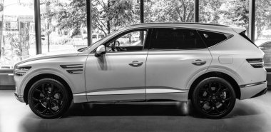 New York City, ABD - 05 Ağustos 2023: Genesis GV80 geçişi otomobil galerisi, yan görüş.