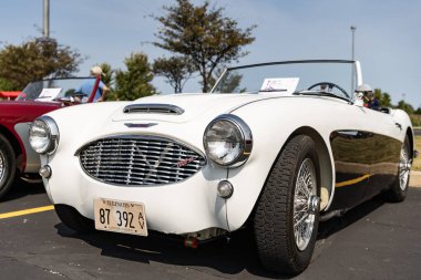 Chicago, Illinois, ABD - 08 Eylül 2024, 1960 Austin Healey 3000 iki koltuklu, üstü açılabilir eski araba, köşe manzaralı. Retro araba. Retro Austin Healey 1960 Austin Healey 3000. Austin Healey 'de