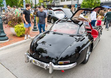 Chicago, Illinois - 29 Eylül 2024: klasik Mercedes-Benz 300 SL siyah renk. Caddeye park edilmiş klasik lüks Mercedes-Benz 300 SL. Arkadan bak. Chicago 'da Retro Mercedes-Benz 300 SL