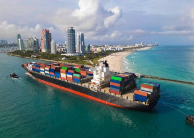 Konteyner gemisi. İhraç ve ithalat. Kargo işi. Miami Limanı. Miami 'de konteynırlı kargo gemisi, anten. Kargo gemisinde nakliye konteynırı. Kargo gemisi limandan ayrılıyor. Verimli taşıma.