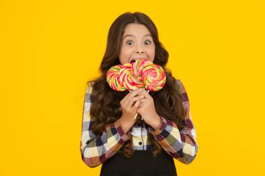 Şaşırmış genç kız lolipop tutuyor ve lolipop gibi tatlı ve lezzetli şekerler yalıtılmış beyaz, lolipop.