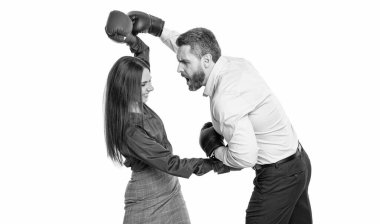 İş rekabeti. İş ortakları arasındaki şirket rekabeti. İş adamları savaşmaya hazır. İş rekabeti. Beyazlara izole edilmiş boks eldivenli iş adamları. yüzleşme kavramı.