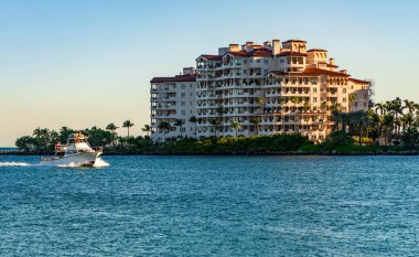 Tekne ve yat gezisi. Lüks bir yaşam tarzı. Fisher Adası 'ndaki lüks apartmanda, pankartta. Yaz tatili. Fisher Adası Binası. Lüks tekne motorlu yat. Lüks yat marinaya gidiyor..