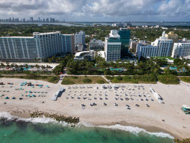 Deniz sahili kıyısı ve kıyı şeridi. Miami, Florida 'da yaz tatili. Sahilde deniz tatili. Marina manzaralı. Plaj tatili Miami kıyı şeridi. Miami güney sahili hava manzaralı. Miami mimarisi.