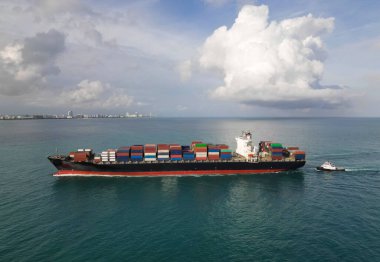 Kargo işi. Konteyner gemisi. Nakliye lojistiği. Ticari nakliye. Kargo gemisi denizde, hava manzaralı. Yük konteynırı kargo gemisine yüklendi. Hava manzaralı kargo gemisi. Uluslararası ticaret gemisi.