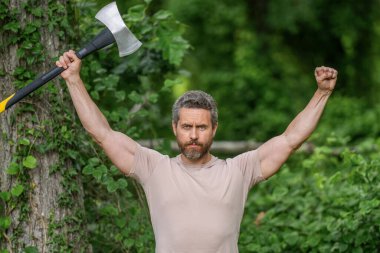 Baltalı İspanyol oduncu başarılı olduğunu kanıtladı. Oduncu baltası. Ağaç kesen baltalı adam. Çalışkan, acımasız adam. Oduncu dışarıda çok çalışıyor. Acımasız oduncu. Vahşilik ve erkeklik.