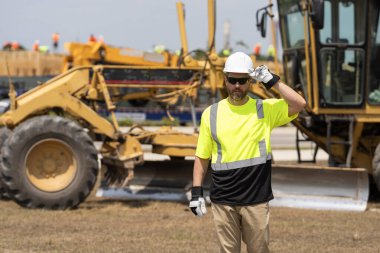 Denetmen mühendis. İnşaat alanında çalışan bir işçi. İnşaatçı adam. Ağır makinelerde işçi danışmanı. İnşaatta sanayi işçisi. İnşaat mühendisi. - Evet. Endüstriyel ağır malzeme.