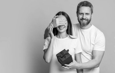 Sevgi dolu adam Sevgililer Günü için hediye veriyor. Sürpriz kadına hediye kutusu. Sevgilisinden hediye alan kız arkadaşı. Sevgililer Günü çifti. Birbirine aşık bir çift. Kadınlar günü hediyesi. Boşluğu kopyala,