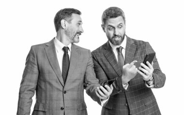 İş adamları telefon kullanır. Mesajlaşan iki işadamı e-postaları kontrol ediyor. Telefondaki mesajları okuyan iş adamları beyazdan izole edilmiş. İş mesajlaşması. İnternet üzerinden iş mesajlaşması. Mesaj bildirimi.