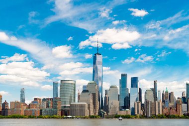 New York, Birleşik Devletler. Aşağı Manhattan silueti. New York, Manhattan 'ın ortasındaki New York şehrinin manzarası. NYC, ABD, Manhattan. New Jersey 'den New York. Manhattan şehir merkezi..