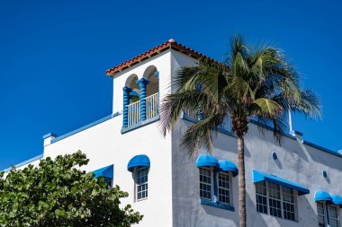Okyanus yolculuğu. Ocean Drive Florida 'daki Miami Plajı. Art Deco mimarisi. Mimari bina. Art deco. Mimari bölge Art Deco zarafeti. Miami sahilinin modern binası.