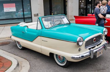 Chicago, Illinois - 29 Eylül 2024: Nash Metropolitan beyaz mavi rengi. Nash Metropolitan 'ı caddeye park etmiş. Köşeden bak. Chicago 'daki Retro Nash Metropolitan