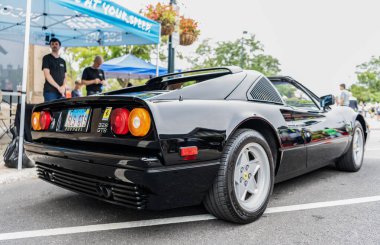 Chicago, Illinois - 29 Eylül 2024: Klasik Ferrari 328 GTS siyah rengi. Klasik Ferrari 328 GTS sokağa park edilmiş. Arkadan bak. Retro Ferrari 328 GTS Chicago 'da
