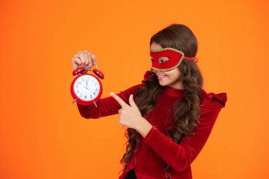 Tatil eğlencesi bitti. Geri sayım. Geç kalan kız portakallı. Geç saatte. Parti geri sayımı. Parti maskeli neşeli genç kız saati işaret ediyor. Parti sonrası eve geç gelen kız..