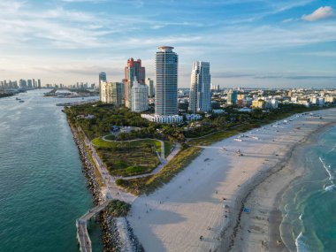 Skyline Günbatımı Panoraması. Deniz sahili. Miami Güney Sahili hava manzarası. Miami marinası, Florida 'daki Skyline hava sahası. Miami 'nin güney sahili. Güney Sahili, ABD 'deki liman manzarası.