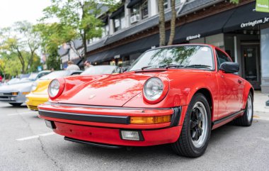 Chicago, Illinois - 29 Eylül 2024: Porsche 911 Carrera Coupe yolda. Porsche 911 Carrera Coupe kırmızısı. Porsche 911 Carrera Coupe Chicago 'da.
