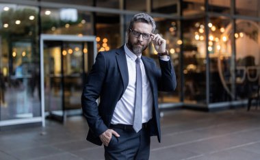 İş adamı gözlüklü bak. İnsanoğlunun başarı vizyonu var. İş adamı liderliği temsil eder. İş vizyonu ve başarı. Başarı vizyonu. Takım elbiseli başarılı lider iş adamı. Göz konsepti.