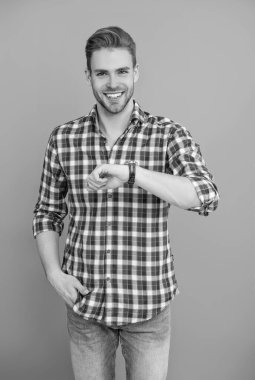 Erkek moda aksesuarı. Eli kollu bir adam. Kol saatini gösteren bir adam. Zaman dakikliği. Lüks kol saati olan adamlar. Millennial yakışıklı adam kol saatini gösteriyor. Erkekler için moda aksesuarı. Kontrol zamanı.