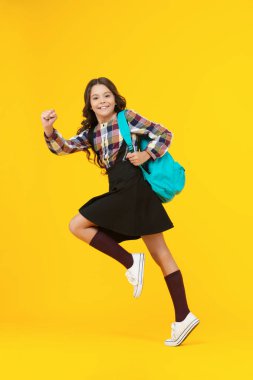 Öğrenci kız çantayla acele et. Okula dönelim. Bilgi toplama günü. Bilgi ve eğitim. Okul eğitimi. Öğrenci acele ediyor. Sarıda izole edilmiş genç mutlu kız. Başarıya koşun. Üniversitede okuyorum..
