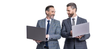 Serbest çalışan adamlar dizüstü bilgisayarda çalışıyor. Dizüstü bilgisayarlı takım elbiseli işadamları beyaza izole edilmiş. Uzaktan kumanda. İşadamları e-postayı kontrol ediyor. İşadamları serbest çalışıyor. İş çevrimiçi. reklam.