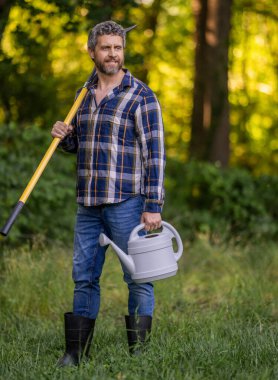 Bahar çiftliğindeki çiftçi. İnsan kürekle ağaç diker. Bahçe aleti. Bitki ekme ve yetiştirme. Bahar çiftçiliği. Ağaç dikiyorum. Bahçıvanlık ve tarım. Kürekli İspanyol çiftçi.