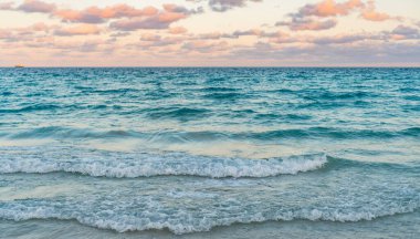 Yaz tatilinde bulutlu gökyüzü ve deniz manzarası. Deniz ufkuyla gökyüzü. Deniz doğarken sakin ufuk manzarası. Deniz manzarasında romantik yaz tatili gündoğumu. Deniz ufku manzarası. Deniz meltemi.