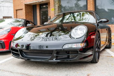 Chicago, Illinois - 29 Eylül 2024: Porsche 911 Carrera S siyah rengi. Porsche 911 Carrera S sokağa park etmiş. ön görünüm