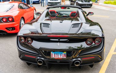 Chicago, Illinois - 29 Eylül 2024: Ferrari F8 Spider veya Tributo siyah rengi. Ferrari F8 Spider ya da Haraççı sokağa park etmiş. Ön manzara. Lüks Ferrari F8 Örümcek ya da Chicago 'daki haraç