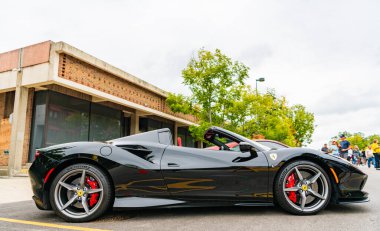 Chicago, Illinois - 29 Eylül 2024: Ferrari F8 Spider veya Tributo siyah rengi. Ferrari F8 Spider ya da Haraççı sokağa park etmiş. Yan görünüş. Lüks Ferrari F8 Örümcek ya da Chicago 'daki haraç